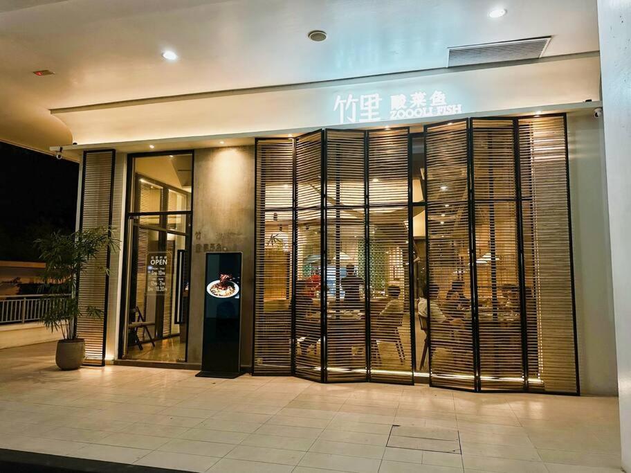 The Mirage /opposite Imago /kk Center *