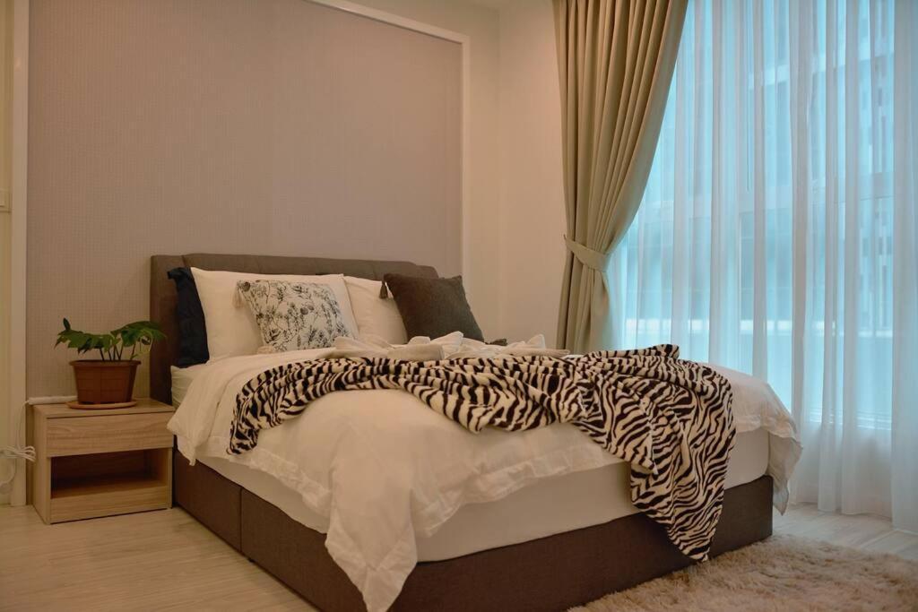 The Mirage /opposite Imago /kk Center *